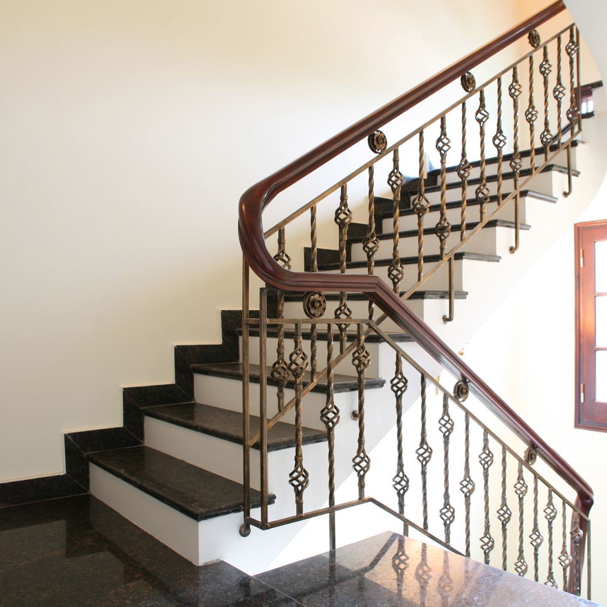 Cầu thang sắt: Cầu thang sắt là điểm nhấn nổi bật trong không gian nhà ở của bạn. Với thiết kế độc đáo, tiên tiến, cầu thang sắt sẽ tăng thêm sự hiện đại và tinh tế cho không gian sống của bạn. Đảm bảo sự an toàn cho gia đình với các thiết kế ổn định và chắc chắn.
